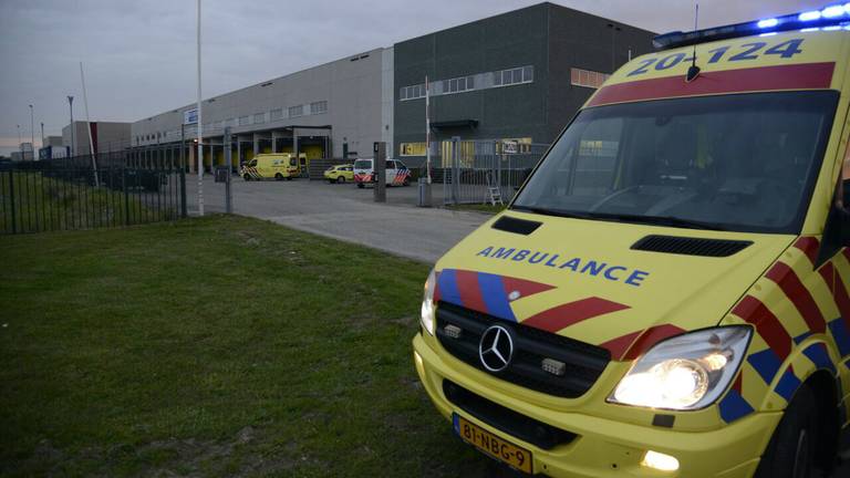 Man valt van steiger bij bedrijf. (foto: Marco Verhage / SQ Vision Mediaprodukties)