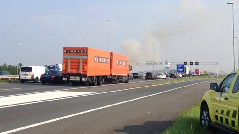 Problemen op de A2 door een brand in Velddriel (Foto: Twitter / Weginspecteur Kim)