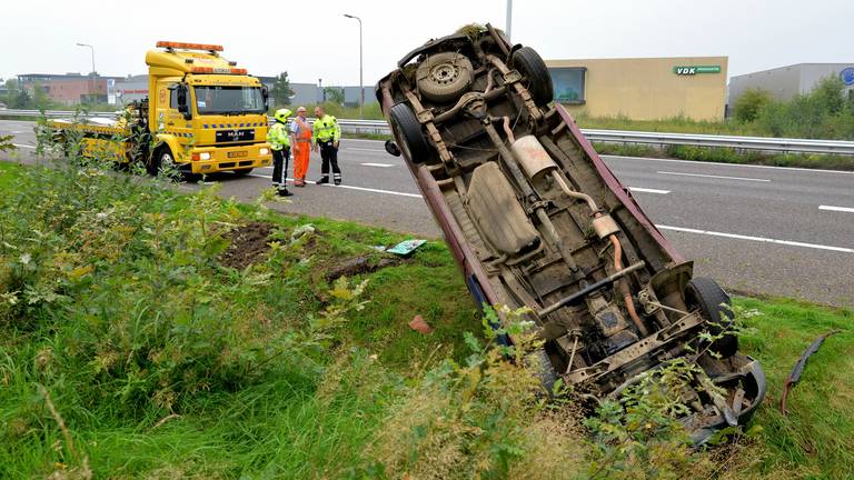 Bestelbus op de kop bij A58. (foto: Toby de Kort)