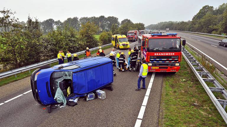 Het busje lag op z'n kant. (Foto: Rico Vogels / SQ Vision)