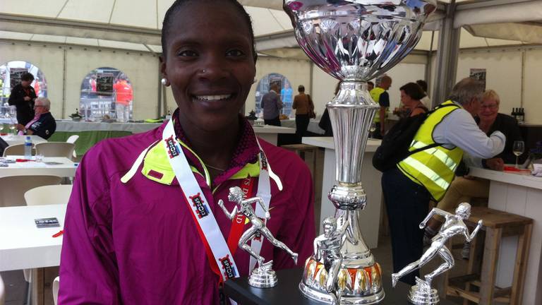 Betsy Saina wint tien kilometer Tilburg Ten Miles met toptijd (foto: Maarten Nuyts)