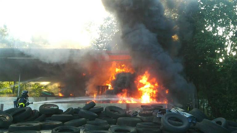 Brand in hooiberg aan Hoge Wal in Tilburg. (foto: Toby de Kort)