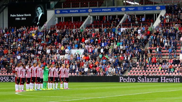 De korte minuut stilte voor Pedro Salazar (foto: Martijn de Bie)