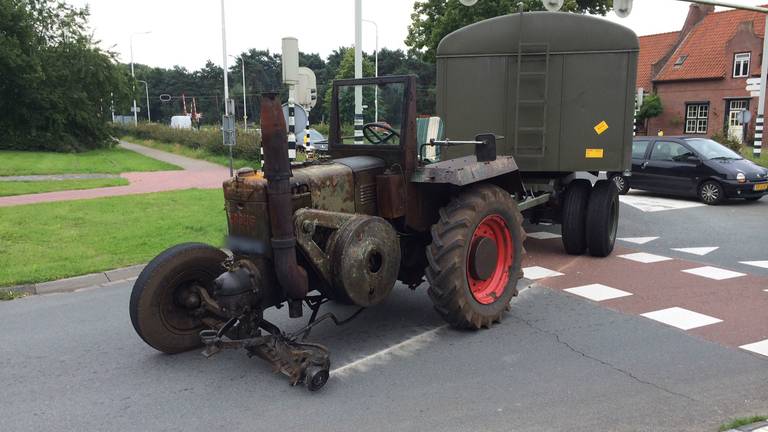 Tractor verliest wiel bij Rijen. (foto: Jeroen Stuve/Stuve Fotografie)