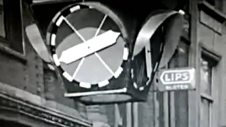 Verkeersklok op kruising binnenstad Breda in 1932