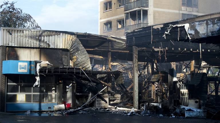 Het Tamoil-tankstation brandde volledig uit. (Foto: ANP)