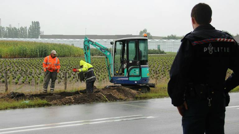 Met een graafmachine werd gezocht naar het lek. (Rick de Haan/Stuve Fotografie)