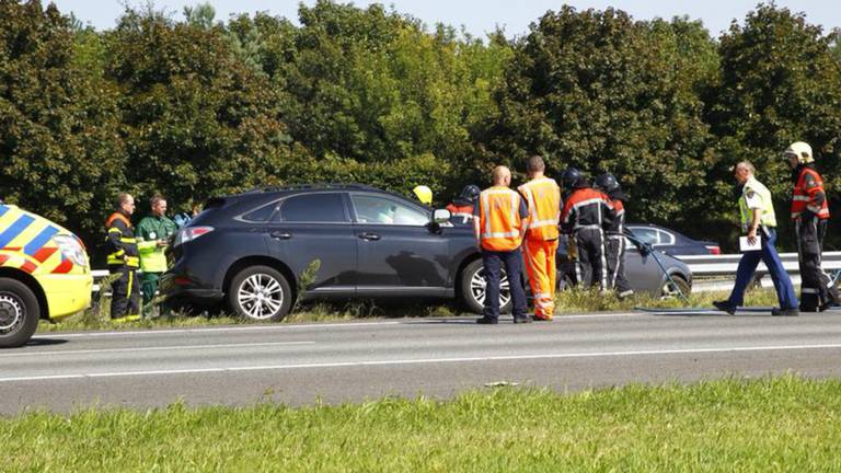 Vijf auto's botsten op de A58. (foto: Marcel van Dorst/SQ Vision Mediaprodukties)