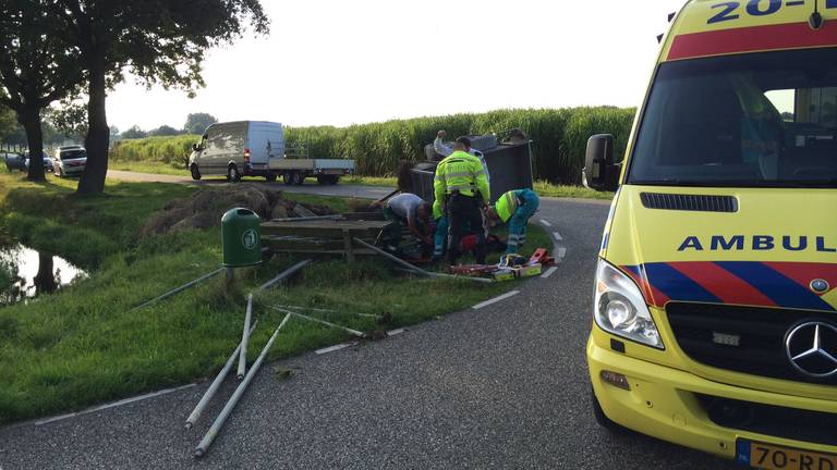 Het steigermateriaal vloog tegen de man op het bankje. (foto: Jeroen Stuve/Stuve Fotografie)