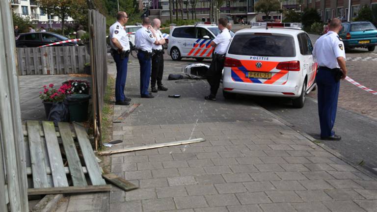 De scooterrijder veroorzaakte ook nog schade aan een schutting (Foto: SQ Vision)