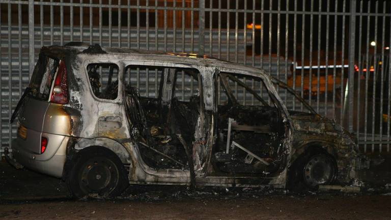 Verdachte autobrand in Den Bosch (foto: Bart Meesters/Meesters Multi Media)