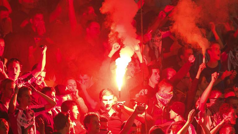 Vuurwerk tijdens Willem II - NAC Breda (foto: VI Images)