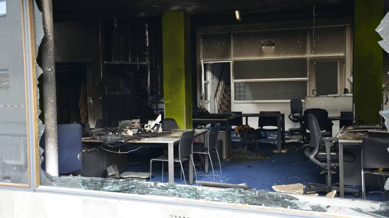 Het kantoor van Randstad werd verwoest. (foto: JV Media)