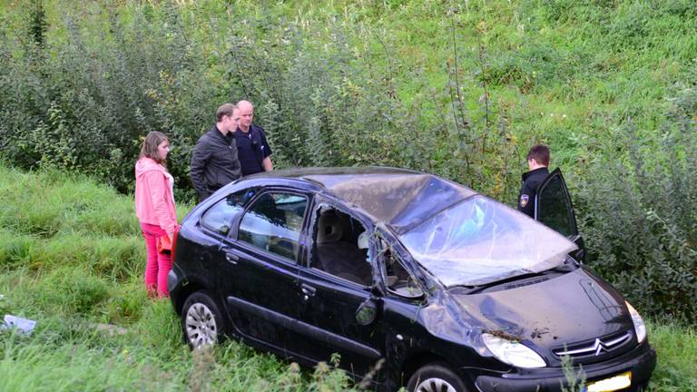 Auto uit de bocht bij Prinsenbeek. (foto: Rob de Haas - Mainstay Media Breda)