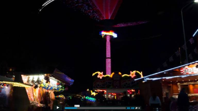 Een fraai lichtspel tijdens de Roosendaalse kermis 's avonds