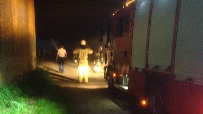 Auto in brand onder A50 Ravenstein (foto: Rijkswaterstaat)