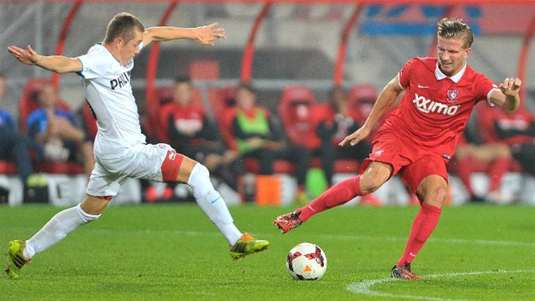 PSV'er Olivier Rommens gaat voor de bal (foto: VI Images)