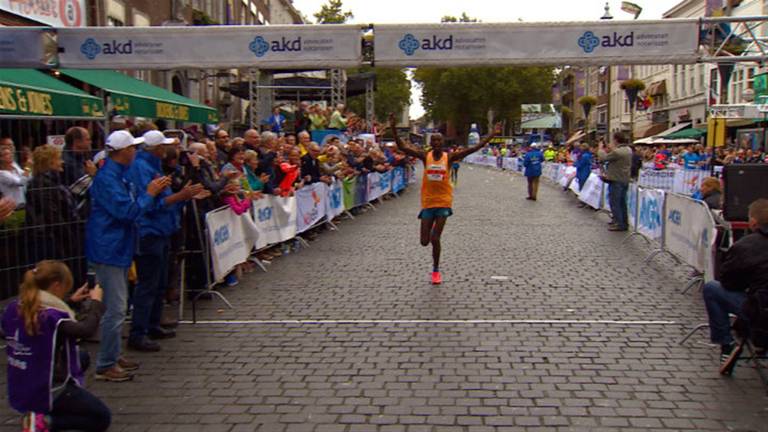 Dubbelfeest voor Bredase Singelloop: verbeterd parcoursrecord en weer meer deelnemers 