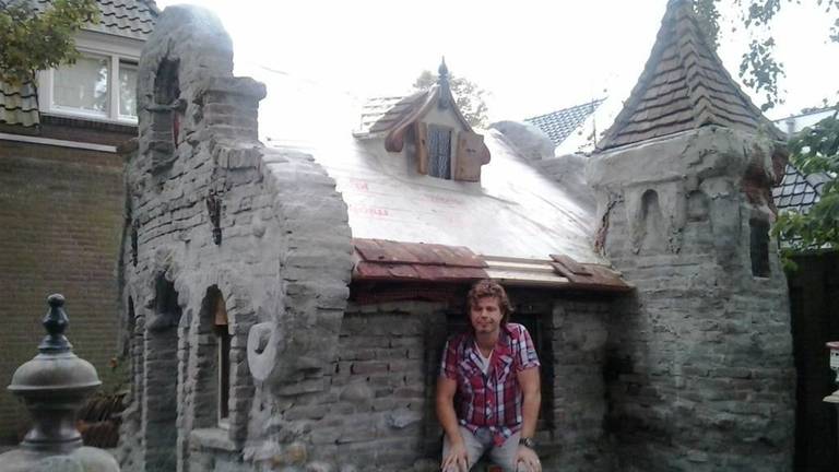 Frank de Laat bij zijn kabouterhuisje