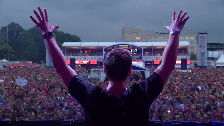 Hardwell noemt het uitreiken van de prijs een eer.