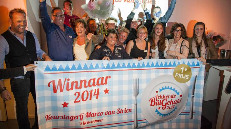 Sager Marco van Strien (links met arm omhoog) maakt de beste gehaktbal