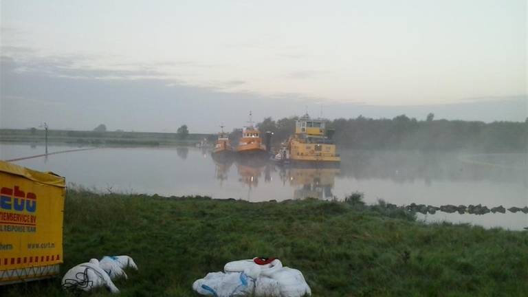 Schip botst en zinkt op Schelde-Rijnkanaal bij Nieuw-Vossemeer