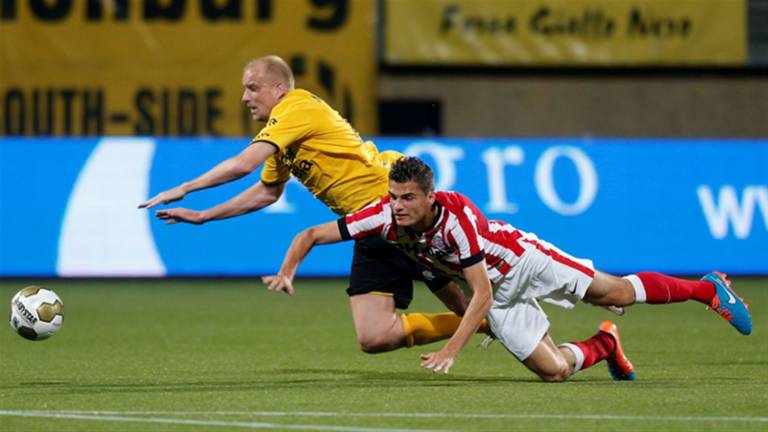 Menno Koch houdt Demouge van de bal (foto: VI Images)