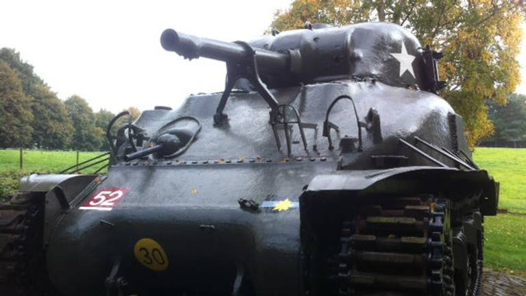 De Woensdrechtse tank, achtergelaten op het slagveld in 1944, nu monument