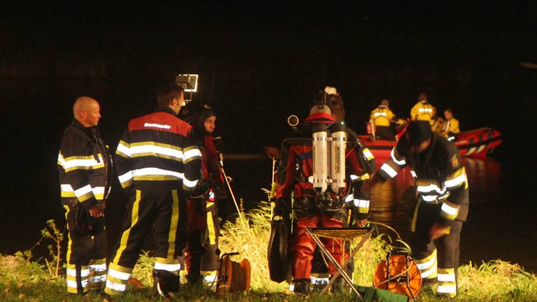 De brandweer zocht met een boot en duikers (foto: Marco van den Broek/SQ Vision)