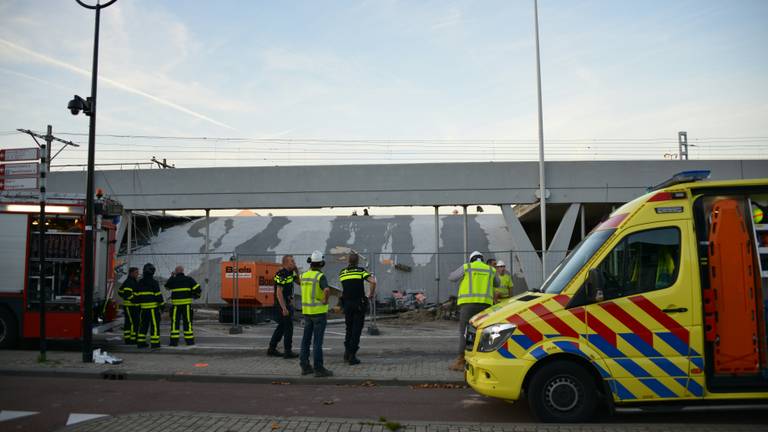 Perron gedeeltelijk ingestort (foto: Jules Vorselaars / JV-Media)