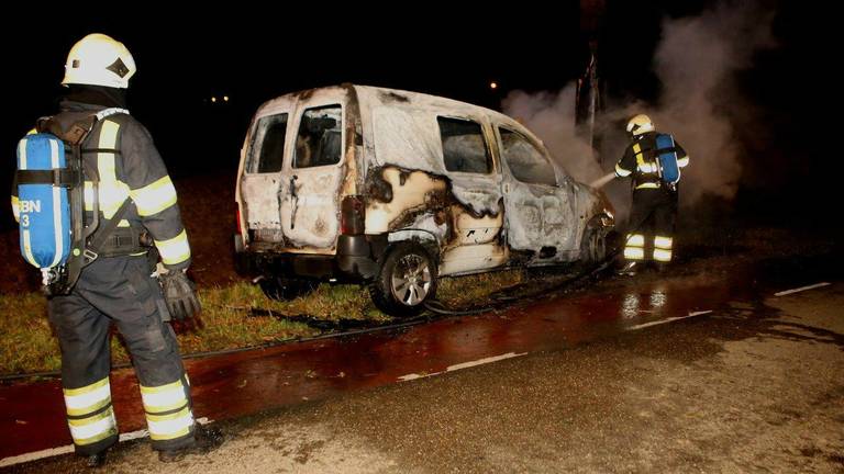 De bestelbus brandde uit. (Foto: Bart Meesters)