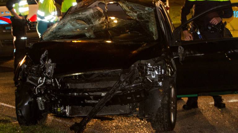 De auto raakte zwaar beschadigd. (foto: Alexander Vingerhoeds / Obscura)