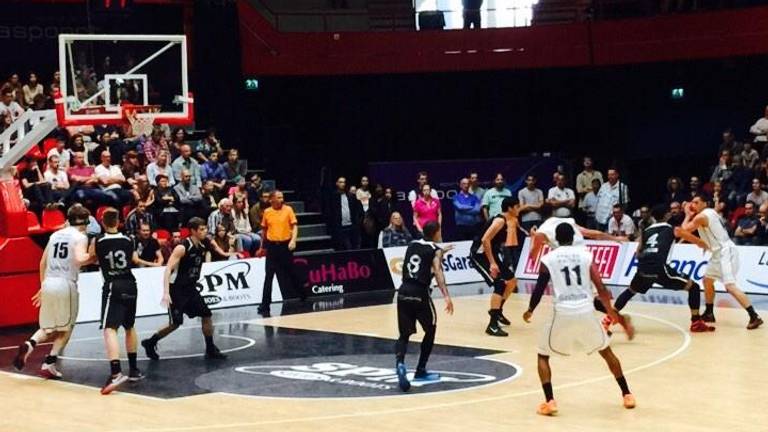 Basketballers SPM Shoeters veel te sterk voor titelverdediger Donar