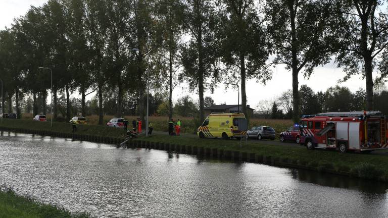 Bakfiets met man en kinderen te water (foto: AS Media)