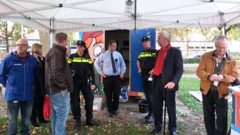 Burgemeester Noordanus bezoekt Westerpark Tilburg.
