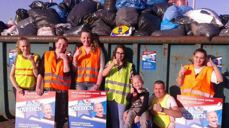 Jayden en actievoerders voor container met kleren (Foto: Geef om Jayden)