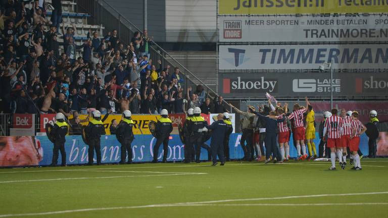 De fans van FC Oss misdroegen zich in Den Bosch, maar werden toch uitgebreid bedankt