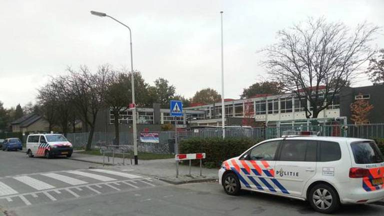 Jongen in nek gestoken op basisschool Breda. (foto: Dirk Verhoeven)