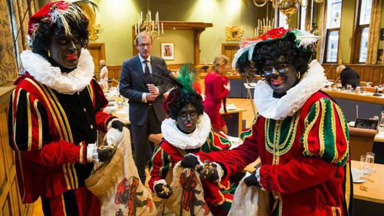 PVV-fractieleden in Groningen verkleed als Zwarte Piet (Foto: Facebook PVV Groningen)