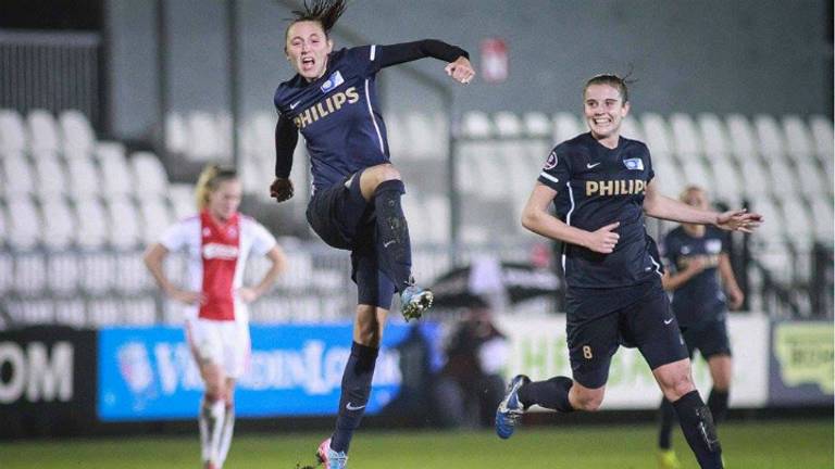 Doelpuntenmaakster Nadia Coolen viert haar fraaie 1-1 (foto: Thomas Bakker/FotoTB)