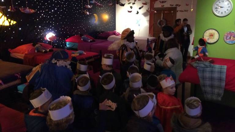 Sint En De Pieten Als De Nachtwacht 10 Jarig Kasteel Van Sinterklaas Doet Een Rembrandtje Omroep Brabant