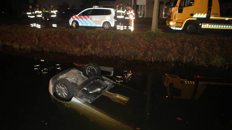 Auto raakt in sloot Rosmalen (foto: Bart Meesters/Meesters Multi Media)