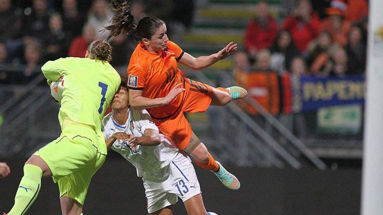 Daniëlle van de Donk in een luchtduel met Laura Giuliani (foto: Thomas Bakker/FotoTB)