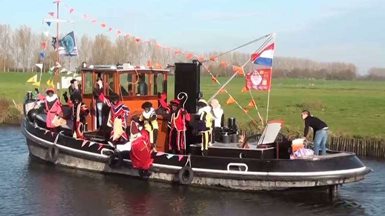 Kinderen schrikken zich rot: Zwarte Piet gooit Sinterklaas het water in intocht Genderen [VIDEO] - Omroep Brabant