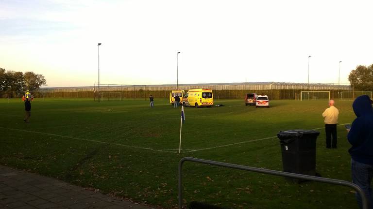 De jongen kreeg tijdens de wedstrijd een hartstilstand. (Foto: Bram van Oosterhout)