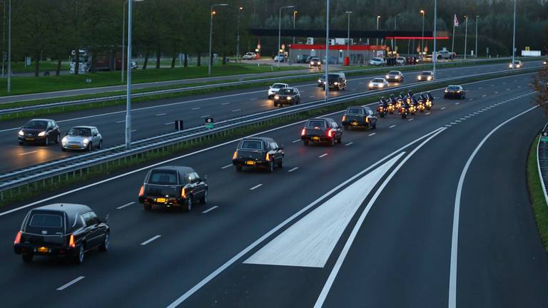 De rouwstoet onderweg naar Hilversum (Foto: Sander van Gils/SQ Vision)