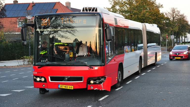 Auto en bus botsen in Waalwijk. (foto: FPMB / Marvin Doreleijers)