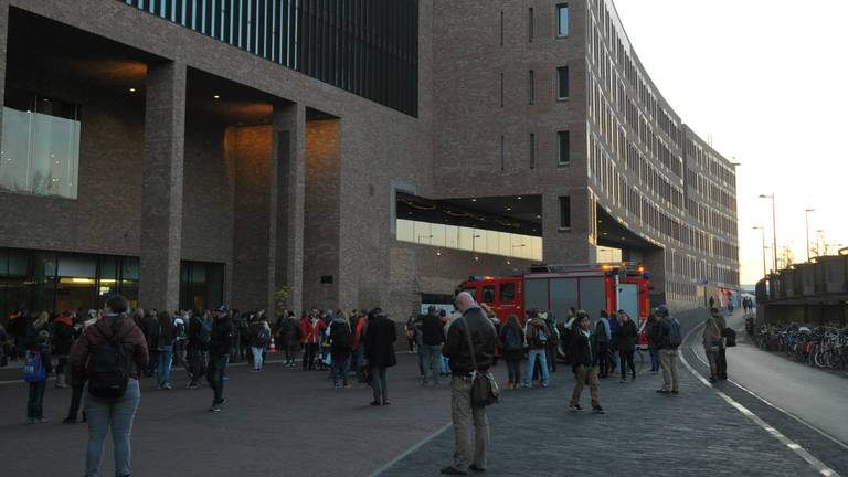 Reizigers naar buiten na brandalarm station Breda. (foto: Tom van der Put/SQ Vision Mediaprodukties)