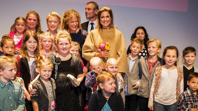 Máxima's hand op de schouder van Jayden (foto: ANP)