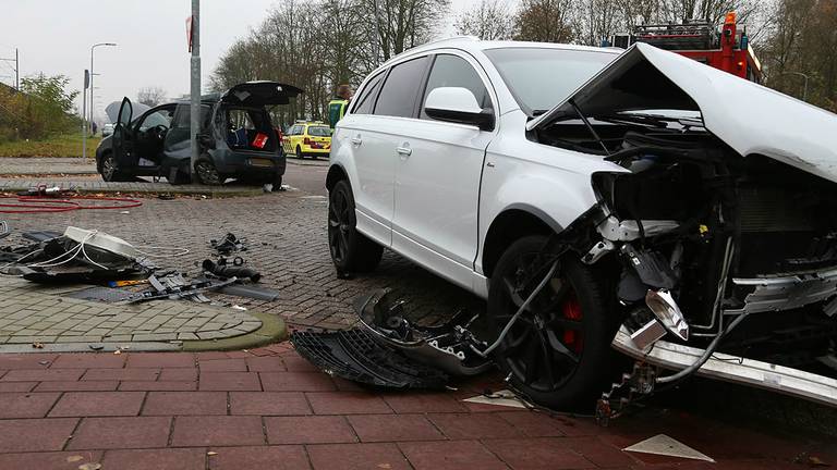 De twee toegetakelde auto's.